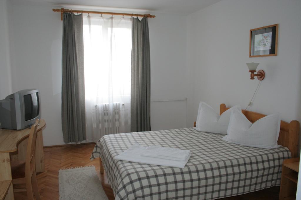 Hotel Merkur Miercurea Ciuc Habitación foto